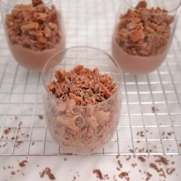 Čokoladni puding in biskvit v kozarcu